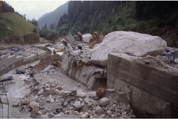 La colata di detriti sul rio Val della Vecchia del 1994 causò gravi danni sul torrente Cismon (centrale idroelettrica Civertaghe) 