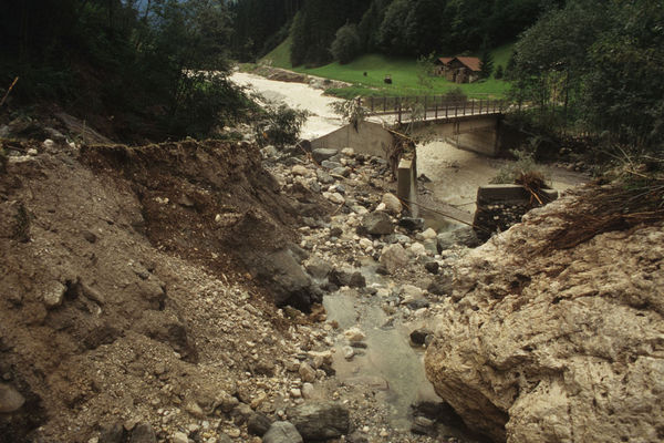 L’evento sul torrente Cismon del 1994 ponte in località Le Rosse aggirato