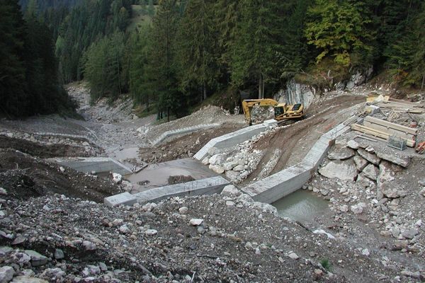 Un’immagine dei lavori di realizzazione della scalinata di briglie a monte del tratto di intervento nel 2002